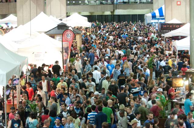 Aglomeração na 18ª edição do Festival Mundial da Cerveja na Place Bonaventure, no Canadá Aglomeração na 18ª edição do Festival Mundial da Cerveja na Place Bonaventure, no Canadá