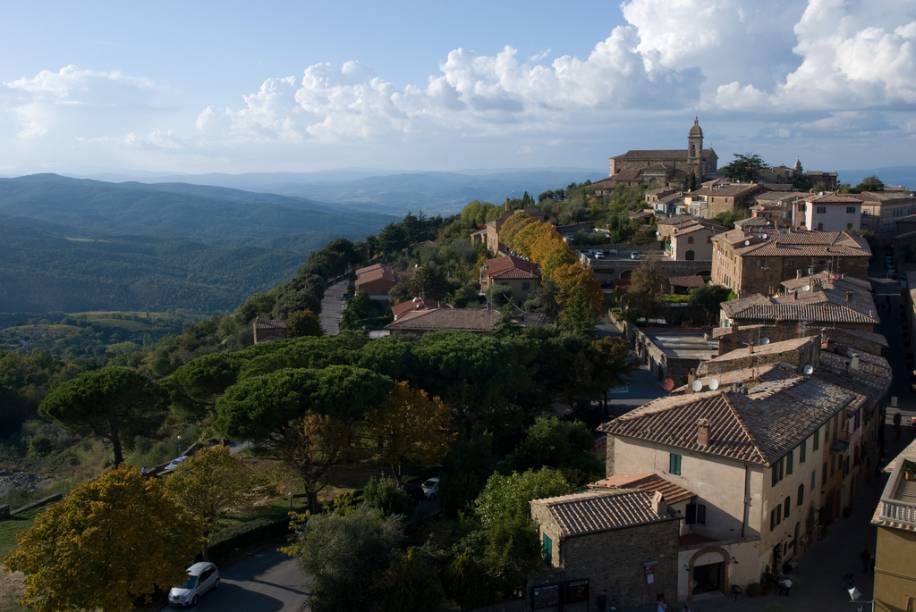 <strong>MONTALCINO </strong>(a 36 km de Montepulciano)        Logo ali, <em>a quattro passi</em> (a quatro passos) de <strong>Montepulciano</strong> você encontra a pequena e pacata <strong>Montalcino</strong>, também no alto de uma colina, rodeada pelos melhores vinhedos da itália, berço das uvas <em>sangiovese</em>. Com elas são produzidos os famosos vinhos <em>Brunello di Montalcino </em>e<em> Rosso di Montalcino, </em>ambos com certificado D.O.C.G.        Após longo período de fermentação, os vinhos permanecem em grandes tonéis de carvalho por 36 meses. O <em>Brunello</em> é um vinho intenso e longevo, encorpado, um pouco tânico, com aroma rico e amplo na boca. O <em>Rosso</em> é um vinho mais jovem, com menos tempo de amadurecimento. É também encorpado, tem cor rubi escuro, perfume com toque de frutas vermelhas e especiarias.        Novamente você poderá fazer o tour pelas vinícolas que fazem parte do <em>Consorzio del Vino Brunello di Montalcino</em> (Piazza Cavour, +39(577)848-246, <a href="mailto:info@consorziobrunellodimontalcino.it">info@consorziobrunellodimontalcino.it</a>).Consultando o <a href="https://www.consorziobrunellodimontalcino.it" rel="site das vinícolas" target="_blank">site das vinícolas</a>, você saberá quais abrem para visitantes, os meios de contato e todas as informações para organizar uma visita.        Conheça também <a href="https://www.enotecalafortezza.it" rel="La Fortezza" target="_blank">La Fortezza</a> (Piazza della Fortezza, +39(577)849-211), antiga fortaleza no ponto mais alto da cidade, que hoje é uma adega onde você poderá saborear os cobiçados vinhos. Sugerimos que faça um tour pelas vinícolas: <a href="https://www.poggioantico.com" rel="Poggio Antico" target="_blank">Poggio Antico</a> (+39(577)848044) e <a href="https://www.castellobanfi.com" rel="Castello Banfi" target="_blank">Castello Banfi</a> (Castello di Poggio alle Mura).        Merece uma visita a <a href="https://www.antimo.it" rel="Abbadia di Sant Antimo" target="_blank">Abbadia di Sant Antimo</a>, construção do século 10, em arquitetura românica medieval, que abriga um mosteiro dos monges Nobertinos.