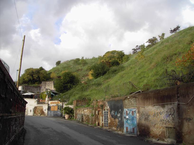 Uma das atrações de Testaccio é essa montanha – por incrível que pareça, ela é feita de cacos de cerâmica que chegava quebrada do transporte pelo rio Tibre