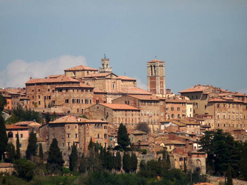 <strong>MONTEPULCIANO</strong> (a 55 km de Siena)Edificada no alto de uma colina, como todas as cidades medievais da região, <a href="https://viajeaqui.abril.com.br/cidades/italia-montepulciano" rel="Montepulciano" target="_blank">Montepulciano</a> é cercada por muralhas e fortificações que datam do século 16. Também aqui os elegantes palácios renascentistas compõem o <a href="https://viajeaqui.abril.com.br/estabelecimentos/italia-montepulciano-atracao-centro-historico" rel="Centro Histórico" target="_blank">Centro Histórico</a> muito bem conservado<em>.</em>Conheça as duas igrejas mais importantes do período medieval da cidade: <a href="https://viajeaqui.abril.com.br/estabelecimentos/italia-montepulciano-atracao-chiesa-di-san-biagio" rel="Chiesa Madonna di San Biagio" target="_blank">Chiesa Madonna di San Biagio</a> – Via di San Biagio, 14, aberta todos os dias, e <a href="https://viajeaqui.abril.com.br/estabelecimentos/italia-montepulciano-atracao-chiesa-di-sant-agostino" rel="Chiesa Sant’Agostino" target="_blank">Chiesa Sant’Agostino</a> – Piazza Michelozzo, também aberta todos os dias.