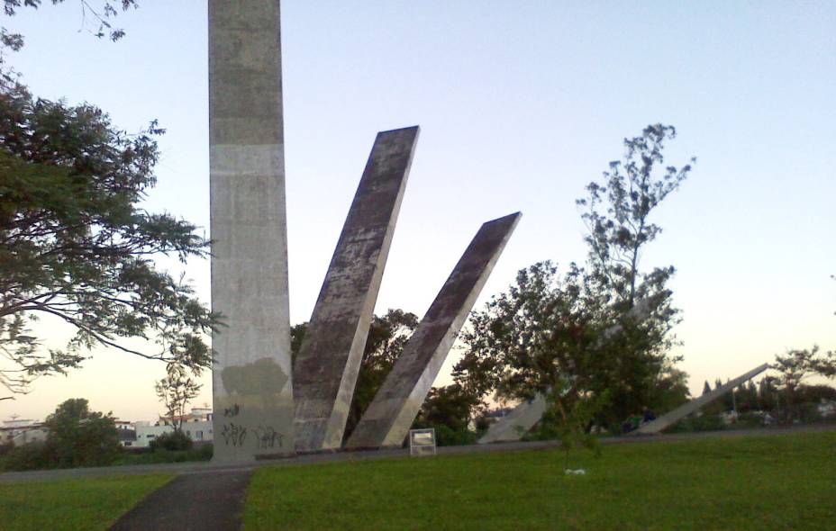 <strong>5. Monumento às Etnias, <a href="https://viajeaqui.abril.com.br/cidades/br-sc-criciuma" rel="Criciúma" target="_self">Criciúma</a>, <a href="https://viajeaqui.abril.com.br/estados/br-santa-catarina" rel="Santa Catarina" target="_self">Santa Catarina</a></strong>A ideia do monumento também foi nobre: fundado em 1982, ele tem por objetivo homenagear os 100 anos da chegada dos primeiros imigrantes à região, com grupos vindos da <a href="https://viajeaqui.abril.com.br/paises/italia" rel="Itália" target="_self">Itália</a>, <a href="https://viajeaqui.abril.com.br/paises/polonia" rel="Polônia" target="_self">Polônia</a>, <a href="https://viajeaqui.abril.com.br/paises/alemanha" rel="Alemanha" target="_self">Alemanha</a>, <a href="https://viajeaqui.abril.com.br/paises/portugal" rel="Portugal" target="_self">Portugal</a> e de países da <a href="https://viajeaqui.abril.com.br/continentes/africa" rel="África" target="_self">África</a>. A obra erguida em concreto ficou confusa: o formato de uma mão com cinco dedos representa cada uma das etnias, mas é desvendado por poucos espectadores atentos. Para piorar, o desgaste do concreto e as pichações passam mais uma sensação de abandono do que de homenagem <strong>5. Monumento às Etnias, <a href="https://viajeaqui.abril.com.br/cidades/br-sc-criciuma" rel="Criciúma" target="_self">Criciúma</a>, <a href="https://viajeaqui.abril.com.br/estados/br-santa-catarina" rel="Santa Catarina" target="_self">Santa Catarina</a></strong>A ideia do monumento também foi nobre: fundado em 1982, ele tem por objetivo homenagear os 100 anos da chegada dos primeiros imigrantes à região, com grupos vindos da <a href="https://viajeaqui.abril.com.br/paises/italia" rel="Itália" target="_self">Itália</a>, <a href="https://viajeaqui.abril.com.br/paises/polonia" rel="Polônia" target="_self">Polônia</a>, <a href="https://viajeaqui.abril.com.br/paises/alemanha" rel="Alemanha" target="_self">Alemanha</a>, <a href="https://viajeaqui.abril.com.br/paises/portugal" rel="Portugal" target="_self">Portugal</a> e de países da <a href="https://viajeaqui.abril.com.br/continentes/africa" rel="África" target="_self">África</a>. A obra erguida em concreto ficou confusa: o formato de uma mão com cinco dedos representa cada uma das etnias, mas é desvendado por poucos espectadores atentos. Para piorar, o desgaste do concreto e as pichações passam mais uma sensação de abandono do que de homenagem