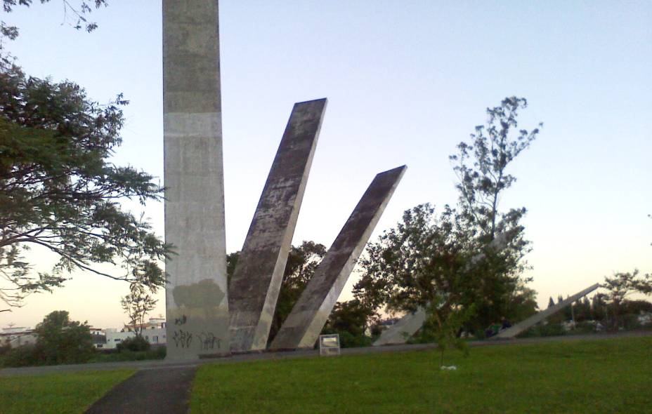 <strong>5. Monumento às Etnias, <a href="https://viajeaqui.abril.com.br/cidades/br-sc-criciuma" rel="Criciúma" target="_self">Criciúma</a>, <a href="https://viajeaqui.abril.com.br/estados/br-santa-catarina" rel="Santa Catarina" target="_self">Santa Catarina</a></strong>A ideia do monumento também foi nobre: fundado em 1982, ele tem por objetivo homenagear os 100 anos da chegada dos primeiros imigrantes à região, com grupos vindos da <a href="https://viajeaqui.abril.com.br/paises/italia" rel="Itália" target="_self">Itália</a>, <a href="https://viajeaqui.abril.com.br/paises/polonia" rel="Polônia" target="_self">Polônia</a>, <a href="https://viajeaqui.abril.com.br/paises/alemanha" rel="Alemanha" target="_self">Alemanha</a>, <a href="https://viajeaqui.abril.com.br/paises/portugal" rel="Portugal" target="_self">Portugal</a> e de países da <a href="https://viajeaqui.abril.com.br/continentes/africa" rel="África" target="_self">África</a>. A obra erguida em concreto ficou confusa: o formato de uma mão com cinco dedos representa cada uma das etnias, mas é desvendado por poucos espectadores atentos. Para piorar, o desgaste do concreto e as pichações passam mais uma sensação de abandono do que de homenagem