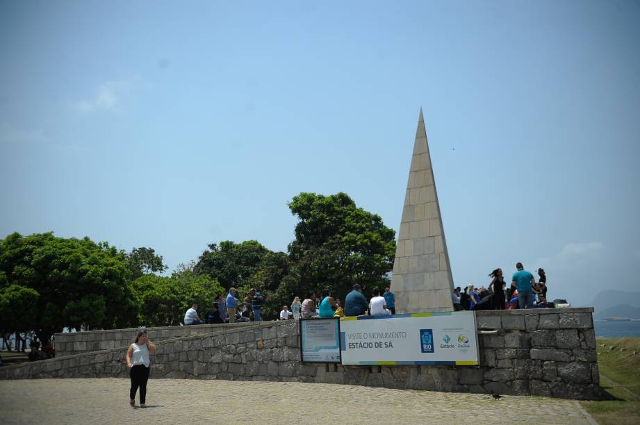 <strong>8. Monumento a Estácio de Sá, <a href="https://viajeaqui.abril.com.br/cidades/br-rj-rio-de-janeiro" rel="Rio de Janeiro" target="_self">Rio de Janeiro (RJ)</a></strong>Inaugurado em 1973 no <a href="https://viajeaqui.abril.com.br/estabelecimentos/br-rj-rio-de-janeiro-atracao-parque-aterro-do-flamengo-brigadeiro-eduardo-gomes" rel="Parque do Flamengo" target="_self">Parque do Flamengo</a>, a obra projetada pelo arquiteto Lúcio Costa homenageia o fundador da cidade. Seu formato duro, triangular, parece destoar da bela paisagem que a cerca. A área na qual o monumento se localiza tem um total de 450 m², sendo que a obra em si possui nada menos do que 17 metros de altura