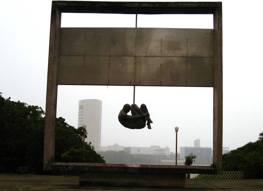 <strong>9. Monumento Tortura Nunca Mais, <a href="https://viajeaqui.abril.com.br/cidades/br-pe-recife" rel="Recife" target="_self">Recife</a>, <a href="https://viajeaqui.abril.com.br/estados/br-pernambuco" rel="Pernambuco" target="_self">Pernambuco</a></strong>A imagem chocante e intimidadora tem uma razão de ser. Ou seja: não é agradável aos olhos, mas por um motivo nobre. Fincada na Praça Padre Henrique, a obra encomendada pelo arquiteto piauense Demetrio Albuquerque chama a atenção para as torturas sofridas por prisioneiros políticos durante o obscuro período da ditadura militar. O corpo de um homem nu, na posição dos terríveis golpes de pau de arara, é uma homenagem às vítimas e um pedido claro para que isso nunca mais volte a acontecer