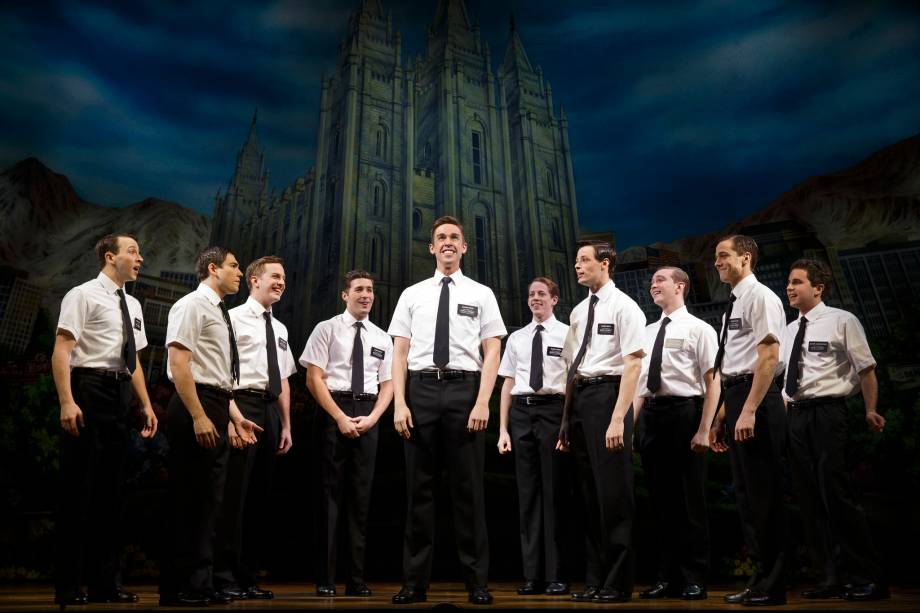 <strong>3. <a href="https://bookofmormonbroadway.com/tickets" rel="The Book of Mormon" target="_blank">The Book of Mormon</a></strong>Essa comédia musical arrasou na Broadway em 2006 e segue em cartaz. O humor negro e pesado dos mesmos criadores da série South Park brinca com sexualidade e religião para contar a história de dois jovens missionários mórmons na África. No Brasil, o espetáculo teve uma montagem sensacional feita por alunos da Uni-Rio, que recebeu elogios da crítica Barbara Heliodora, falecida em abril de 2015, e lotou teatros por quase seis meses.