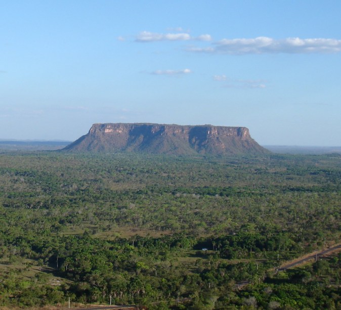 <a href="https://viajeaqui.abril.com.br/estabelecimentos/br-ma-carolina-atracao-chapada-das-mesas" rel="Chapada das Mesas" target="_blank"><strong>Chapada das Mesas</strong></a>    Morro do Chapéu se destaca na paisagem da Chapada das Mesas, Maranhão na fronteira com Tocantins