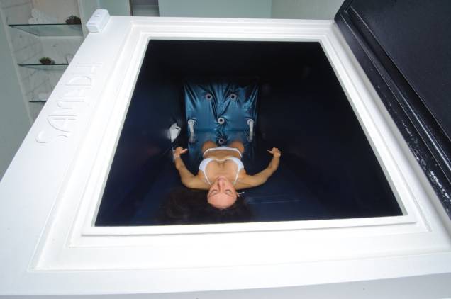 A experiência de flutuação é também de autoconhecimento, é preciso se fechar no tanque e se isolar do mundo A experiência de flutuação é também de autoconhecimento, é preciso se fechar no tanque e se isolar do mundo