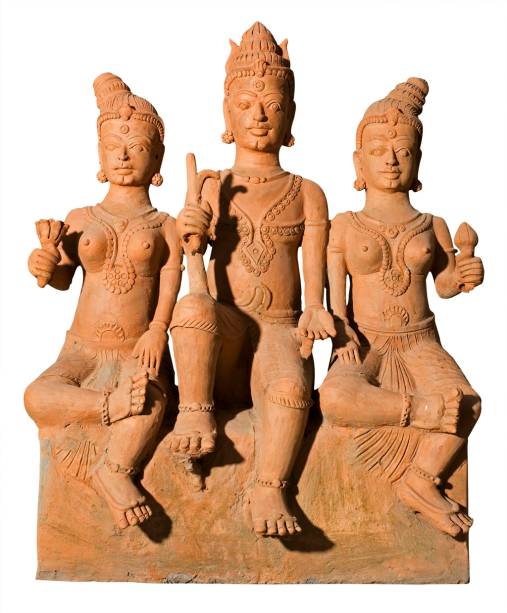 Relicário de três figuras em terracota usado para proteger as aldeias Relicário de três figuras em terracota usado para proteger as aldeias