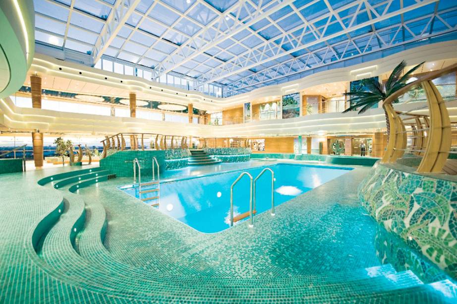 Piscina com teto retrátil pode ser aproveitada mesmo em dias de chuva