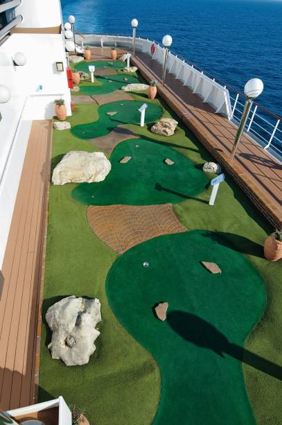 O campo de minigolfe é uma das atrações da área de lazer do MSC Orchestra