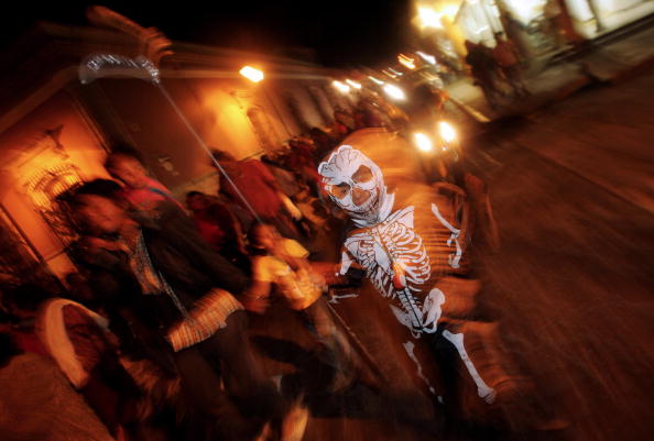 Em muitos momentos a celebração ganha ares de carnaval: há desfiles com fantasias e adereços temáticos pelas ruas das cidades, tudo embalado por música e diversão