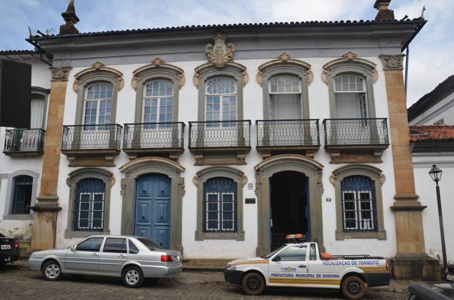 <strong>12. Museu Arquidiocesano de Arte Sacra </strong><strong>–</strong><strong> Mariana</strong> Instalado num casarão de 1770, o <a href="https://www.museualeijadinho.com.br/?op=conteudo&id=62" target="_blank" rel="noopener">Museu Arquidiocesano de Arte Sacra</a>, em Mariana , tem exposição de objetos litúrgicos do século 18 no térreo. Mas é no andar superior que fica o melhor do acervo: obras de Aleijadinho, cadeiras de jacarandá do século 18, um par de bustos relicários do mesmo período e imagens sacras dos séculos 18 e 19. O quadro a óleo da queda de Jesus sob a cruz, do século 18, foi pintado por Mestre Athaíde <a href="https://www.booking.com/city/br/mariana.pt-br.html?aid=332455&label=viagemabril-13-atracoes-historicas-mg" target="_blank" rel="noopener"><em>Reserve agora o seu hotel em Mariana (MG)</em></a>