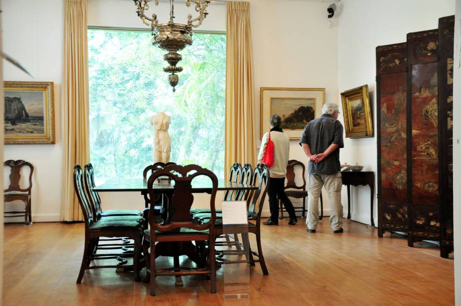 Uma caminhadinha puxada leva à antiga residência do colecionador Raymundo Castro Maya (1894–1968), hoje convertida em museu. A sala de jantar e a biblioteca preservam os ambientes originais. Vale conferir o display com aquarelas de Debret e desenhos da série Dom Quixote, de Portinari. No terreno ao lado, o Parque das Ruínas ostenta o esqueleto do antigo chalé da mecenas Laurinda Lobo (1878–1946) e a vista da Baía de Guanabara. A Chácara só funciona à tarde e não abre às terças. <em>Rua Murtinho Nobre, 93 (Santa Teresa), 3970-1093, R$ 2</em>