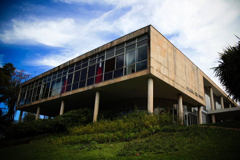 <strong><a href="https://viajeaqui.abril.com.br/estabelecimentos/br-mg-belo-horizonte-atracao-pampulha" rel="Museu de Arte da Pampulha" target="_self">Museu de Arte da Pampulha</a></strong>            Ponto de partida para o passeio do Complexo da Lagoa da Pampulha, o museu reveza exposições temporárias com um acervo fixo. No passado, a construção serviu como um cassino, encomendado por Juscelino Kubitschek ao arquiteto Oscar Niemeyer na década de 1940. Até hoje, é possível mergulhar no tempo dentro do lugar, que ainda abriga o teatro e a pista de dança daquela época, palco de eventos da alta sociedade