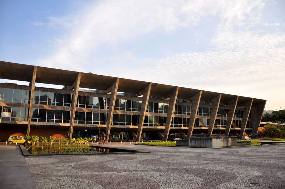 Sem pressa, caminhando pelo parque do Aterro do Flamengo (com pistas de cooper e paisagismo de Burle Marx), chega-se ao Museu de Arte Moderna (MAM). O prédio chama atenção pela fachada bruta, com pórticos de concreto armado; o projeto, de 1953, leva assinatura de Affonso Eduardo Reidy (1909–1964). Há uma exposição permanente de arte brasileira do século 20 e mostras temporárias, por vezes disputadas. <em>Avenida Infante Dom Henrique, 85 (Glória), 3883-5600, R$ 14</em>