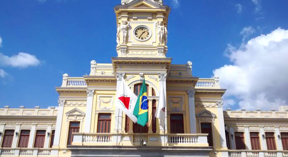<strong><a href="https://viajeaqui.abril.com.br/estabelecimentos/br-mg-belo-horizonte-atracao-de-artes-e-oficios" rel="Museu de Artes e Ofícios" target="_self">Museu de Artes e Ofícios</a></strong>                Localizado no centro da cidade, junto à bela Estação Ferroviária Central ainda em funcionamento, o museu presta um verdadeiro tributo aos trabalhadores brasileiros. A construção que hoje o abriga, anteriormente abandonada, é toda ocupada por mais de dois mil objetos de trabalho de diferentes segmentos - doações da colecionadora Angela Gutierrez. Na praça à frente do edifício, há monumentos que merecem a atenção