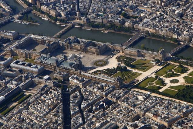 Vista aérea do Musée du Louvre, às margens do Rio Sena, com parte do Jardin des Tuileries à direita Vista aérea do Musée du Louvre, às margens do Rio Sena, com parte do Jardin des Tuileries à direita