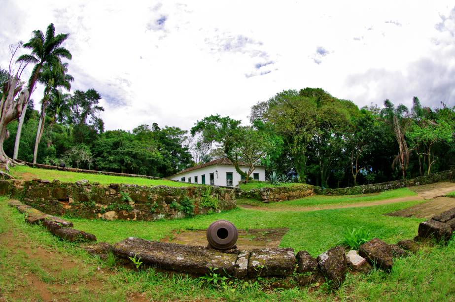 <strong>9. Forte do Defensor Perpétuo</strong>Localizado no alto de uma colina com vista para a baía de Paraty, o forte foi a única construção do gênero a sobreviver na cidade. Erguido em 1793 para proteger o escoamento do ouro da Estrada Real e de açúcar das fazendas da região, o forte passou por reformas significativas, dentre as quais destaca-se a de 1822 - o complexo, já em ruínas, foi restaurado a mando de D. Pedro I. Outra reforma ocorreu na década de 1970, quando foi aberto a visitação e passou a funcionar como uma espécie de museu. Hoje, o interior expõe canhões, tambores e até troncos usados para castigar escravos