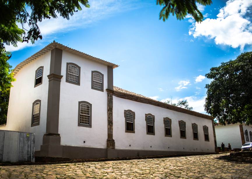 O <a href="https://www.ufmg.br/frmfa/museu-padre-toledo/" target="_blank" rel="noopener"><strong>Museu Casa Padre Toledo</strong></a>, em Tiradentes, foi aberto no final de 2012 com a proposta de valorizar, além da história do inconfidente, a construção em si. Uma das salas, por exemplo, transporta ao século 18. Com apenas um longo sofá no centro, ela convida o visitante a admirar a pintura do teto, ouvindo o barulho das charretes que passam pelas ruas de pedra lá fora O <a href="https://www.ufmg.br/frmfa/museu-padre-toledo/" target="_blank" rel="noopener"><strong>Museu Casa Padre Toledo</strong></a>, em Tiradentes, foi aberto no final de 2012 com a proposta de valorizar, além da história do inconfidente, a construção em si. Uma das salas, por exemplo, transporta ao século 18. Com apenas um longo sofá no centro, ela convida o visitante a admirar a pintura do teto, ouvindo o barulho das charretes que passam pelas ruas de pedra lá fora