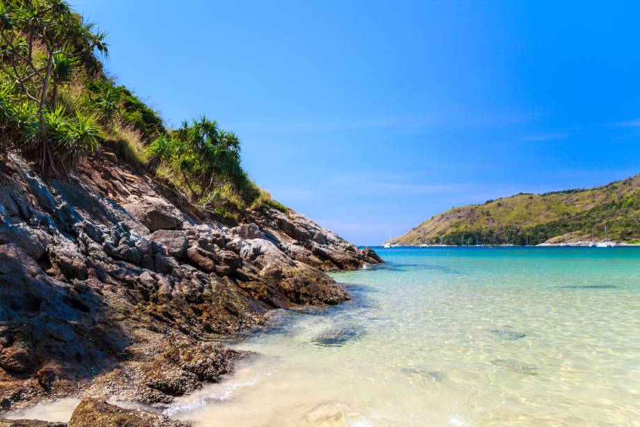 <strong>Nai Harn Beach, Phuket, <a href="https://viajeaqui.abril.com.br/paises/tailandia" rel="Tailândia" target="_self">Tailândia</a></strong>A praia é pequena e aconchegante, com um mar calmo e atrativo para famílias com crianças. A baía é cercada por pequenas ilhas. Há um lago nos arredores – o que deixa a paisagem ainda mais pitoresca<em><a href="https://www.booking.com/region/th/phuket.pt-br.html?aid=332455&label=viagemabril-praias-da-malasia-tailandia-indonesia-e-filipinas" rel="Veja preço de hotéis em Phuket no Booking.com" target="_blank">Veja preço de hotéis em Phuket no Booking.com</a></em>  