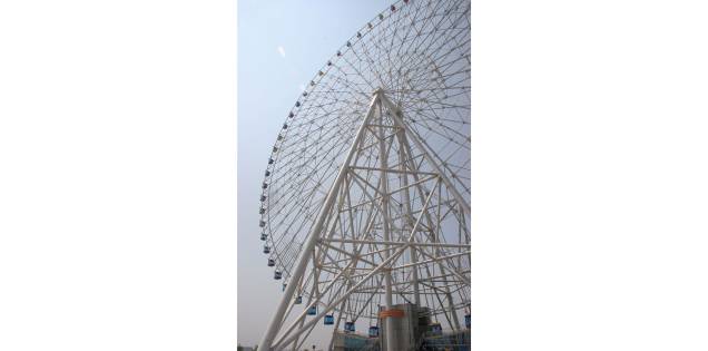 Com 160 metros de altura, perdeu o posto de maior do mundo para a Singapore Flyer. Possui 60 gôndolas com ar-condicionado, sistema acústico, TV de LCD e walkie-talkie. O passeio leva 30 minutos e a velocidade é tão baixa que as pessoas podem embarcar e desembarcar sem que a roda pare – ou seja, quem está lá em cima tem um tempão para tirar fotos, enquanto as que estão embaixo saem calmamente. À noite, lâmpadas azuis e vermelhas de neon mostram caracteres chineses que dizem “Nanchang dá boas vindas a você!”. O visitante ainda pode enviar uma mensagem para o sistema de controles e ela aparecerá lá, contanto que tenha no máximo 12 palavras. As gôndolas também servem de relógio, fazendo da Estrela de Nanchang o maior relógio do mundo Com 160 metros de altura, perdeu o posto de maior do mundo para a Singapore Flyer. Possui 60 gôndolas com ar-condicionado, sistema acústico, TV de LCD e walkie-talkie. O passeio leva 30 minutos e a velocidade é tão baixa que as pessoas podem embarcar e desembarcar sem que a roda pare – ou seja, quem está lá em cima tem um tempão para tirar fotos, enquanto as que estão embaixo saem calmamente. À noite, lâmpadas azuis e vermelhas de neon mostram caracteres chineses que dizem “Nanchang dá boas vindas a você!”. O visitante ainda pode enviar uma mensagem para o sistema de controles e ela aparecerá lá, contanto que tenha no máximo 12 palavras. As gôndolas também servem de relógio, fazendo da Estrela de Nanchang o maior relógio do mundo