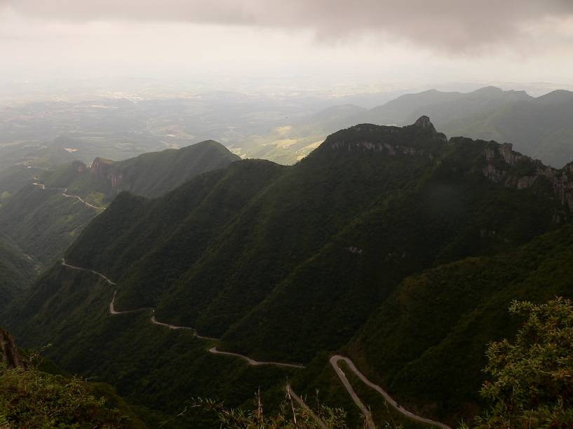 <strong>13. Estrada do Rio do Rastro, Santa Catarina </strong>A SC-438, entre Bom Jardim da Serra e Lauro Müller, possui vistas belíssimas da <a href="https://viajeaqui.abril.com.br/estabelecimentos/br-sc-bom-jardim-da-serra-atracao-serra-do-rio-do-rastro-1-421-m" target="_blank" rel="noopener">Serra do Rio do Rastro</a>