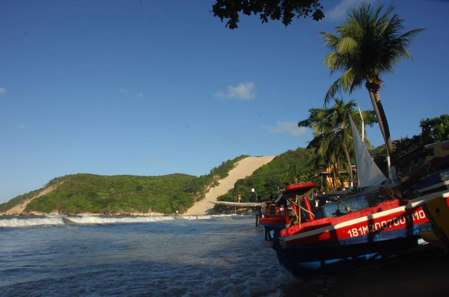 A Praia de Ponta Negra e, ao fundo, o <strong>Morro do Careca</strong>, em Natal