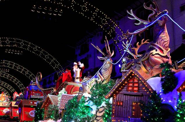 Grande Desfile de Natal, realizado em anos anteriores; em 2014, o Natal Luz começou no dia 30 de outubro e estende-se até 11 de janeiro Grande Desfile de Natal, realizado em anos anteriores; em 2014, o Natal Luz começou no dia 30 de outubro e estende-se até 11 de janeiro