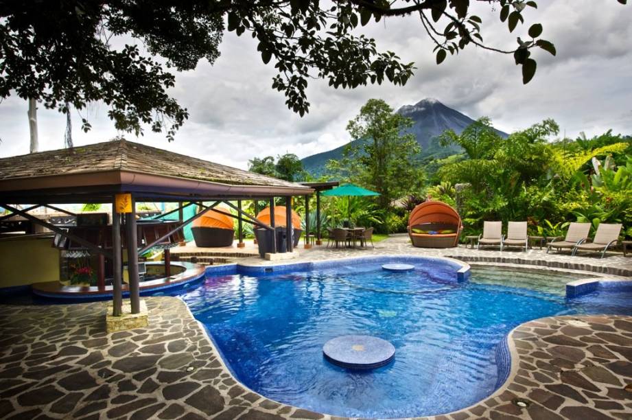 <strong>2. Nayara Hotel, Spa & Gardens, Parque Nacional do Vulcão Arenal, <a href="https://viajeaqui.abril.com.br/paises/costa-rica/fotos" rel="Costa Rica" target="_blank">Costa Rica</a></strong>Com vista para o vulcão Arenal e cercado por florestas e cachoeiras, promove diversas atividades de aventura - e muito conforto para quem preferir relaxar.Mês mais barato para se hospedar: Junho