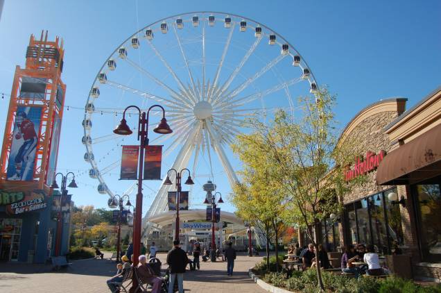 Localizada na região das Cataratas do Niágara, em Clifton Hill, Ontário, esta roda-gigante é a maior do <a href="https://viajeaqui.abril.com.br/paises/canada" target="_self">Canadá</a>, com 53 metros de altura, e a que proporciona a melhor vista. Do alto, é possível admirar o horizonte e ver marcos como as Cataratas Canadenses (Horseshoe Falls), as Cataratas Americanas, o Rio Niágara, o Parque Niágara e muito mais. Acabou virando moda aproveitar a altura para tirar as melhores fotos da viagem. E já que suas gôndolas contam com ar-condicionado e aquecedor, o passeio torna-se agradável em qualquer época do ano Localizada na região das Cataratas do Niágara, em Clifton Hill, Ontário, esta roda-gigante é a maior do <a href="https://viajeaqui.abril.com.br/paises/canada" target="_self">Canadá</a>, com 53 metros de altura, e a que proporciona a melhor vista. Do alto, é possível admirar o horizonte e ver marcos como as Cataratas Canadenses (Horseshoe Falls), as Cataratas Americanas, o Rio Niágara, o Parque Niágara e muito mais. Acabou virando moda aproveitar a altura para tirar as melhores fotos da viagem. E já que suas gôndolas contam com ar-condicionado e aquecedor, o passeio torna-se agradável em qualquer época do ano