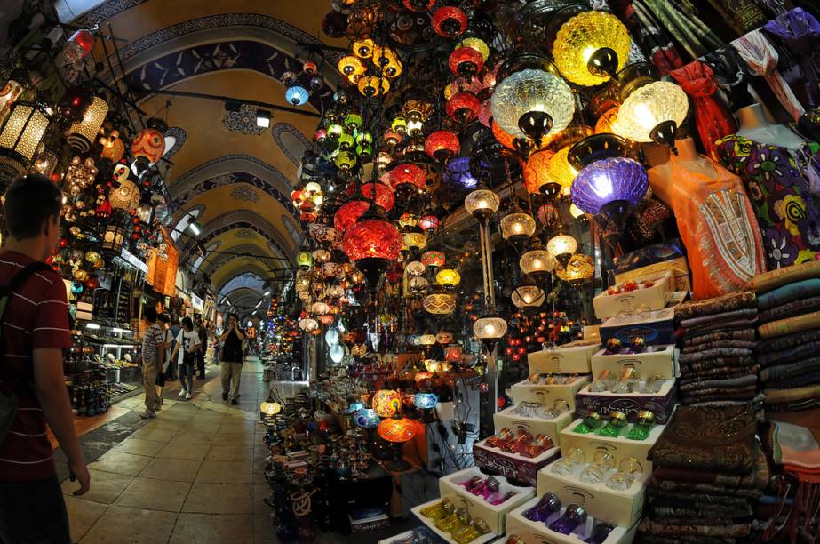 <strong>Grand Bazaar, Istambul, Turquia</strong> A mãe de todos os mercados. O <a href="https://viajeaqui.abril.com.br/estabelecimentos/turquia-istambul-atracao-grande-bazar" target="_blank" rel="noopener">Grande Bazar </a>de <a href="https://viajeaqui.abril.com.br/cidades/turquia-istambul" target="_blank" rel="noopener">Istambul</a>, o Kapali Carsi, tem mais de três mil lojas, casas de chá, mesquitas, cafés e restaurantes, espalhados por mais de 300 mil metros quadrados. Ou seja, é muito maior que boa parte dos mais amplos shopping centers brasileiros. Ao seu tempo, sua estrutura coberta com elegantes arcos e abóbadas organizaram o comércio na capital turca, amalgamando diferentes lojas de tecidos, especiarias, joias e muito mais