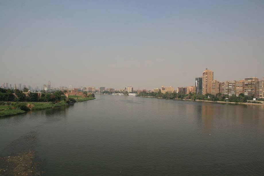 <strong>Rio do Nilo:</strong> Na Antiguidade, o Delta do Nilo, uma planície com 160 km de comprimento e 250 km de largura, era onde se localizava o chamado Baixo Egito, a região que mais sofreu a influência do período helênico. É aí que o rio Nilo se divide em vários braços para desaguar no mar Mediterrâneo, ao norte. Hoje, a região é uma das mais ameaçadas do mundo pelo aumento do nível do mar, que, segundo previsões, pode afetar até quatro milhões de pessoas, e, destruir boa parte da produção agrícola local. <strong>Rio do Nilo:</strong> Na Antiguidade, o Delta do Nilo, uma planície com 160 km de comprimento e 250 km de largura, era onde se localizava o chamado Baixo Egito, a região que mais sofreu a influência do período helênico. É aí que o rio Nilo se divide em vários braços para desaguar no mar Mediterrâneo, ao norte. Hoje, a região é uma das mais ameaçadas do mundo pelo aumento do nível do mar, que, segundo previsões, pode afetar até quatro milhões de pessoas, e, destruir boa parte da produção agrícola local.