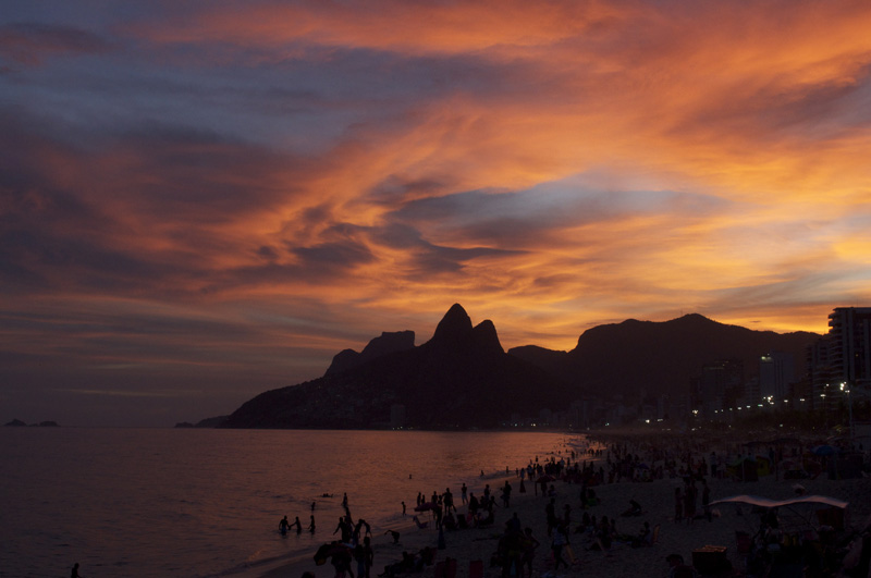 Crepúsculo na praia de Ipanema, no Rio de Janeiro. Crepúsculo na praia de Ipanema, no Rio de Janeiro.