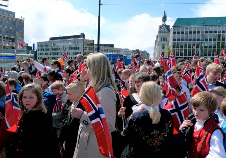 No dia 17 de Maio a população de Oslo toma de assalto as ruas da cidade, quase todos vestindo suas melhores roupas – homens de paletó e gravata, mulheres com trajes típicos. Em uma grande onda de gente, todos acorrem ao Palácio Real para a comemorar a assinatura da Constituição da Noruega, que declarava o país independente da Suécia, em 1814. A família real, em retribuição, saúda o povo.Especialmente curiosa é a parada com crianças e estudantes, todos com a bandeira do país em mãos.