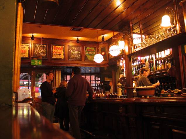 Cada britânico tem seu pub preferido, onde é tirada sua cerveja favorita e onde seus amigos se encontram. Londres possui uma série de casas com uma atmosfera única e envolvente Cada britânico tem seu pub preferido, onde é tirada sua cerveja favorita e onde seus amigos se encontram. Londres possui uma série de casas com uma atmosfera única e envolvente