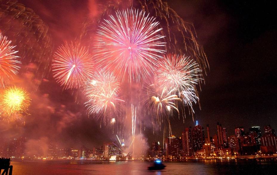 Seja em Manhattan, <a href="https://viajeaqui.abril.com.br/cidades/estados-unidos-nova-york" target="_blank">Nova York </a>(foto), ou em pequenos vilarejos do Kentucky, fogos de artifício, quermesses e bandas animam o clima do Independence Day. Em 4 de Julho de 1776, os <a href="https://viajeaqui.abril.com.br/paises/estados-unidos" target="_blank">Estados Unidos </a>declararam independência da Grã-Bretanha, um processo que levaria alguns anos (e batalhas) para se consolidar. Neste dia o patriotismo americano vai ao máximo, com bandeiras hasteadas nos quintais