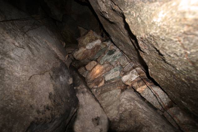 No interior do túnel é possível notar as pedras encaixadas nas fendas No interior do túnel é possível notar as pedras encaixadas nas fendas