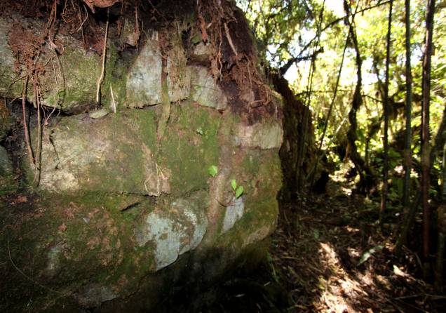 Muro de contenção do caminho com pedras geometricamente esculpidas Muro de contenção do caminho com pedras geometricamente esculpidas
