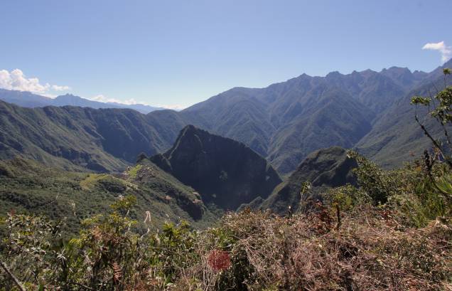 A esquerda é possível observar Machu Picchu sob a perspectiva do trecho recém-descoberto da Trilha Inca A esquerda é possível observar Machu Picchu sob a perspectiva do trecho recém-descoberto da Trilha Inca
