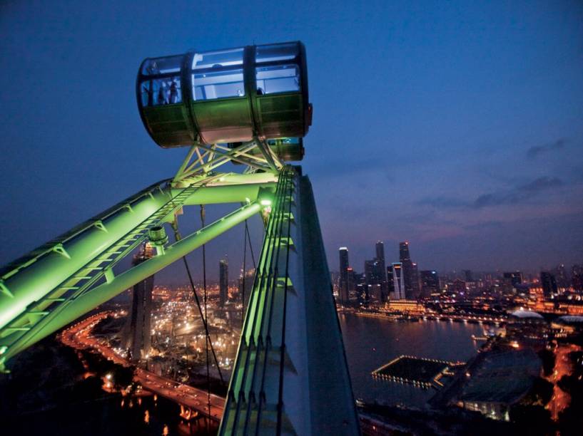 No Singapore Flyer, a maior roda-gigante do mundo, você pode jantar por 1.000 dólares em uma cápsula, com direito a mordomo, desfrutando de uma vista equivalente ao 40º andar de um prédio. Em 50 anos, essa ilha plana, que abriga uma cidade-Estado, floresceu em uma zona decadente ao redor de um porto colonial britânico