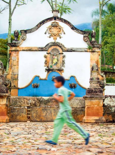 O menino passa no Chafariz de São José