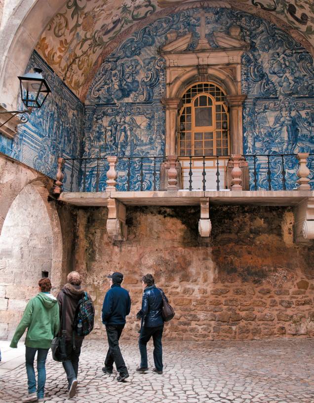 <strong>Festival do Chocolate - Óbidos, Portugal</strong><br /> <br /> Ao pensar em confeitos portugueses, dez em dez pessoas trariam à mente uma doce mistura com ovos ou os queridos pastéis de Belém e Santa Clara. Aqui em <a href="http:// https://viajeaqui.abril.com.br/paises/portugal-obidos" rel="Óbidos" target="_blank">Óbidos</a>, <a href="https://viajeaqui.abril.com.br/paises/portugal" rel="Portugal" target="_blank">Portugal</a>, é um pouco diferente. Por boa parte do mês de março a pequena vila de origens romanas organiza uma série de eventos para o Festival Internacional do Chocolate. Workshops, concursos, shows e exposição de esculturas são apenas alguns dos muitos atrativos. A edição 2012 já passou, mas se for a Portugal no próximo ano, vale a pena dar uma passada por aqui e apreciar outras delícias da culinária local. <strong>Quand</strong>o: Março <strong>Onde</strong>: Em vários lugares na Vila de Óbidos <strong>Informações</strong>: <a href="https://www.festivalchocolate.cm-obidos.pt" rel="www.festivalchocolate.cm-obidos.pt" target="_blank">www.festivalchocolate.cm-obidos.pt</a> <strong>Festival do Chocolate - Óbidos, Portugal</strong><br /> <br /> Ao pensar em confeitos portugueses, dez em dez pessoas trariam à mente uma doce mistura com ovos ou os queridos pastéis de Belém e Santa Clara. Aqui em <a href="http:// https://viajeaqui.abril.com.br/paises/portugal-obidos" rel="Óbidos" target="_blank">Óbidos</a>, <a href="https://viajeaqui.abril.com.br/paises/portugal" rel="Portugal" target="_blank">Portugal</a>, é um pouco diferente. Por boa parte do mês de março a pequena vila de origens romanas organiza uma série de eventos para o Festival Internacional do Chocolate. Workshops, concursos, shows e exposição de esculturas são apenas alguns dos muitos atrativos. A edição 2012 já passou, mas se for a Portugal no próximo ano, vale a pena dar uma passada por aqui e apreciar outras delícias da culinária local. <strong>Quand</strong>o: Março <strong>Onde</strong>: Em vários lugares na Vila de Óbidos <strong>Informações</strong>: <a href="https://www.festivalchocolate.cm-obidos.pt" rel="www.festivalchocolate.cm-obidos.pt" target="_blank">www.festivalchocolate.cm-obidos.pt</a>