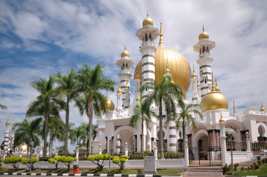 Inaugurada em 1917, a mesquita Obudiah (ou Ubudiah) teve sua construção interrompida diversas vezes, uma delas porque dois elefantes estavam brigando na região e destruíram azulejos italianos de mármore. Ela conta com quatro minaretes e uma cúpula majestosa que causam impacto em quem vê a mesquita de longe e de perto.