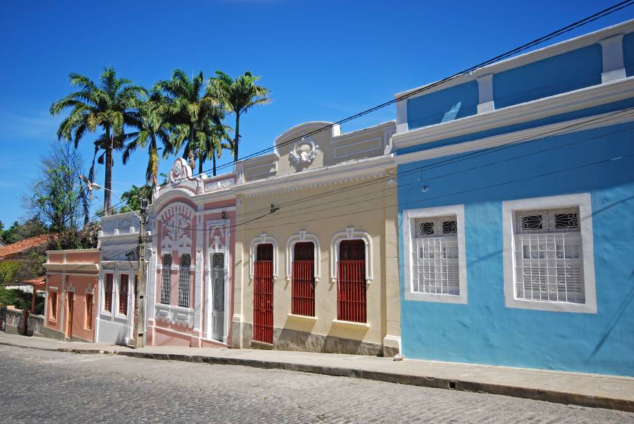 <strong>Centro Histórico de Olinda, Pernambuco</strong> Erguida pelos portugueses em 1535 no alto de morros que dão uma visão estratégica para o Oceano Atlântico e para o porto, Olinda foi um importante entreposto na época da exploração da cana-de-açúcar - época que durou quase dois séculos. Suas ruelas pontilhadas por casinhas com fachadas coloridas vão dar no ponto mais alto da cidade - a Catedral Alto da Sé, de onde se vê todo o arredor e de onde pode-se partir para mais uma incursão pelos jardins dos conventos, pelas capelinhas e pelas igrejas espalhadas por toda a cidade.  <a href="https://www.booking.com/searchresults.pt-br.html?aid=332455&sid=605c56653290b80351df808102ac423d&sb=1&src=index&src_elem=sb&error_url=https%3A%2F%2Fwww.booking.com%2Findex.pt-br.html%3Faid%3D332455%3Bsid%3D605c56653290b80351df808102ac423d%3Bsb_price_type%3Dtotal%26%3B&ss=Olinda%2C+Pernambuco%2C+Brasil&checkin_monthday=&checkin_month=&checkin_year=&checkout_monthday=&checkout_month=&checkout_year=&no_rooms=1&group_adults=2&group_children=0&b_h4u_keep_filters=&from_sf=1&ss_raw=Olinda&ac_position=0&ac_langcode=xb&dest_id=-657942&dest_type=city&place_id_lat=-7.99864&place_id_lon=-34.84595&search_pageview_id=00f88017700a0277&search_selected=true&search_pageview_id=00f88017700a0277&ac_suggestion_list_length=5&ac_suggestion_theme_list_length=0" target="_blank" rel="noopener"><em>Busque hospedagens em Olinda</em></a>