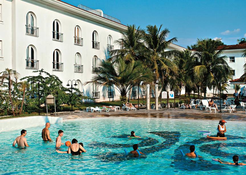 <strong>Tropical Manaus, em Manaus (AM)</strong> Situado às margens do Rio Negro, foi construído em estilo colonial e seus seis blocos integram-se à natureza. Apesar de exibir um lazer digno de um clube - com piscinas, galerias de lojas, spa e salão de beleza -, seu grande entretenimento é o zoológico, com macacos, répteis e até onças. <a href="https://www.booking.com/hotel/br/tropical-manaus.pt-br.html?aid=332455;sid=605c56653290b80351df808102ac423d;dest_id=-653186;dest_type=city;dist=0;group_adults=2;hapos=1;hpos=1;room1=A%2CA;sb_price_type=total;srepoch=1533662067;srfid=4fd41f976bc011b807c6ce4a0fb20ffa86150fd9X1;srpvid=b7ae7939ea960067;type=total;ucfs=1&#hotelTmpl" target="_blank" rel="noopener"><em>Reserve sua estadia no Tropical Manaus</em></a>