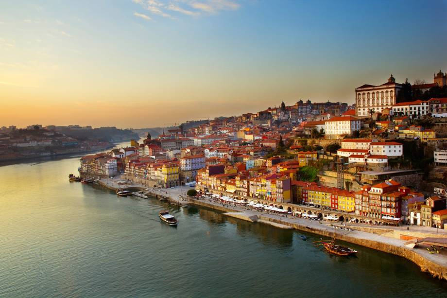 <strong>Centro histórico de <a href="https://viajeaqui.abril.com.br/cidades/portugal-porto" rel="Porto " target="_blank">Porto </a></strong>                                    A paisagem pitoresca que guarda dois mil anos de história se dá graças as antigas lojas e suas inconfundíveis fachadas, pracinhas de antigos povoados e o comércio típico da região. Por ficar sobre uma colina, não é difícil conseguir uma vista privilegiada do Rio Douro