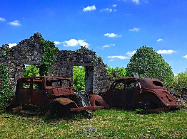 <strong>Oradour-sur-Glane, <a href="https://viajeaqui.abril.com.br/paises/franca" rel="França" target="_blank">França</a></strong>"Vila Fantasma da Segunda Guerra Mundial". Se os calafrios se manifestam só de ler esse nome, imagina só descobrir que essa antiga comuna francesa foi alvo de um dos piores massacres civis do período e o maior já registrado na França? Em 10 de junho de 1944, dias depois do Dia D e do desembarque das tropas aliadas da Normandia, soldados alemães receberam a ordem de se juntar aos seus parceiros de combate na região. No meio do caminho, um comandante recebeu a informação de que um de seus soldados tinha sido feito refém no meio do caminho, na cidade de Oradour-sur-Glane. Para se vingar, ele ordenou que centenas de homens fossem fuzilados enquanto mulheres e crianças, que eram mantidas isoladas em uma igreja, morriam queimadas em um incêndio provocado pelos nazistas. Mais de 600 pessoas morreram no local, que hoje encontra-se em ruínas e está exposto à visitação <strong>Oradour-sur-Glane, <a href="https://viajeaqui.abril.com.br/paises/franca" rel="França" target="_blank">França</a></strong>"Vila Fantasma da Segunda Guerra Mundial". Se os calafrios se manifestam só de ler esse nome, imagina só descobrir que essa antiga comuna francesa foi alvo de um dos piores massacres civis do período e o maior já registrado na França? Em 10 de junho de 1944, dias depois do Dia D e do desembarque das tropas aliadas da Normandia, soldados alemães receberam a ordem de se juntar aos seus parceiros de combate na região. No meio do caminho, um comandante recebeu a informação de que um de seus soldados tinha sido feito refém no meio do caminho, na cidade de Oradour-sur-Glane. Para se vingar, ele ordenou que centenas de homens fossem fuzilados enquanto mulheres e crianças, que eram mantidas isoladas em uma igreja, morriam queimadas em um incêndio provocado pelos nazistas. Mais de 600 pessoas morreram no local, que hoje encontra-se em ruínas e está exposto à visitação