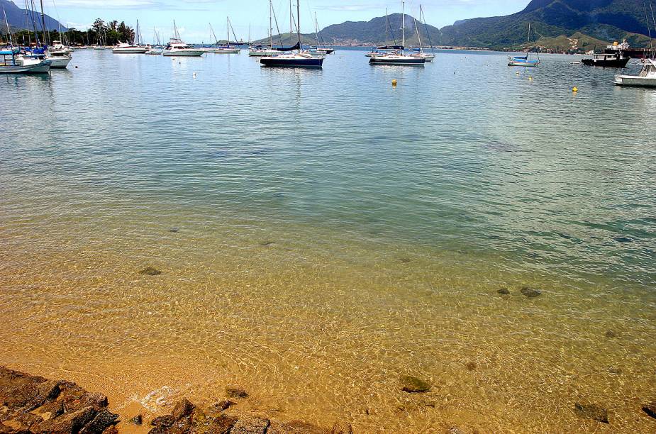 Orla do Saco da Capela - uma das praias mais movimentadas no verão