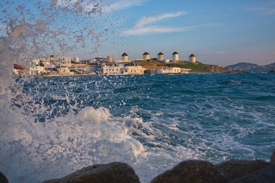 <strong>9 NOITES, 3 DESTINOS</strong>Este tour de nove noites tem as duas primeiras em <a href="https://viajeaqui.abril.com.br/cidades/grecia-atenas" rel="Atenas" target="_blank">Atenas</a>, no econômico <a href="https://www.douros-hotels.com/view_hotels.asp?hotel_id=1" rel="Jason Inn" target="_blank">Jason Inn</a>, e incluem city tour. De lá, um aerobarco leva às três noites em <a href="https://viajeaqui.abril.com.br/cidades/grecia-mykonos" rel="Mykonos" target="_blank">Mykonos</a> (foto), no <a href="https://www.mykonosview.gr/" rel="View" target="_blank">View</a>. Em Santorini, clássico cartão-postal de casas caiadas e belas escarpas, as três noites no <a href="https://www.kamaribeach.gr/en" rel="Kamari Beach" target="_blank">Kamari Beach</a> antecedem o pernoite final, de volta à capital grega.<strong>QUANDO:</strong> em 15 de setembro<strong>QUEM LEVA:</strong> <a href="https://newsite.flot.com.br/FLOTViagens" rel="Flot" target="_blank">Flot</a><strong>QUANTO:</strong> US$ 2163 <strong>9 NOITES, 3 DESTINOS</strong>Este tour de nove noites tem as duas primeiras em <a href="https://viajeaqui.abril.com.br/cidades/grecia-atenas" rel="Atenas" target="_blank">Atenas</a>, no econômico <a href="https://www.douros-hotels.com/view_hotels.asp?hotel_id=1" rel="Jason Inn" target="_blank">Jason Inn</a>, e incluem city tour. De lá, um aerobarco leva às três noites em <a href="https://viajeaqui.abril.com.br/cidades/grecia-mykonos" rel="Mykonos" target="_blank">Mykonos</a> (foto), no <a href="https://www.mykonosview.gr/" rel="View" target="_blank">View</a>. Em Santorini, clássico cartão-postal de casas caiadas e belas escarpas, as três noites no <a href="https://www.kamaribeach.gr/en" rel="Kamari Beach" target="_blank">Kamari Beach</a> antecedem o pernoite final, de volta à capital grega.<strong>QUANDO:</strong> em 15 de setembro<strong>QUEM LEVA:</strong> <a href="https://newsite.flot.com.br/FLOTViagens" rel="Flot" target="_blank">Flot</a><strong>QUANTO:</strong> US$ 2163