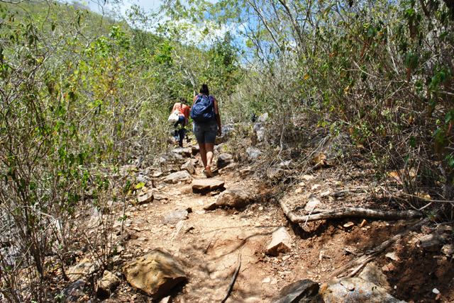 Uma das trilhas de acesso ao túmulo. Durante o caminho, os turistas podem apreciar as particularidades da caatinga nordestina